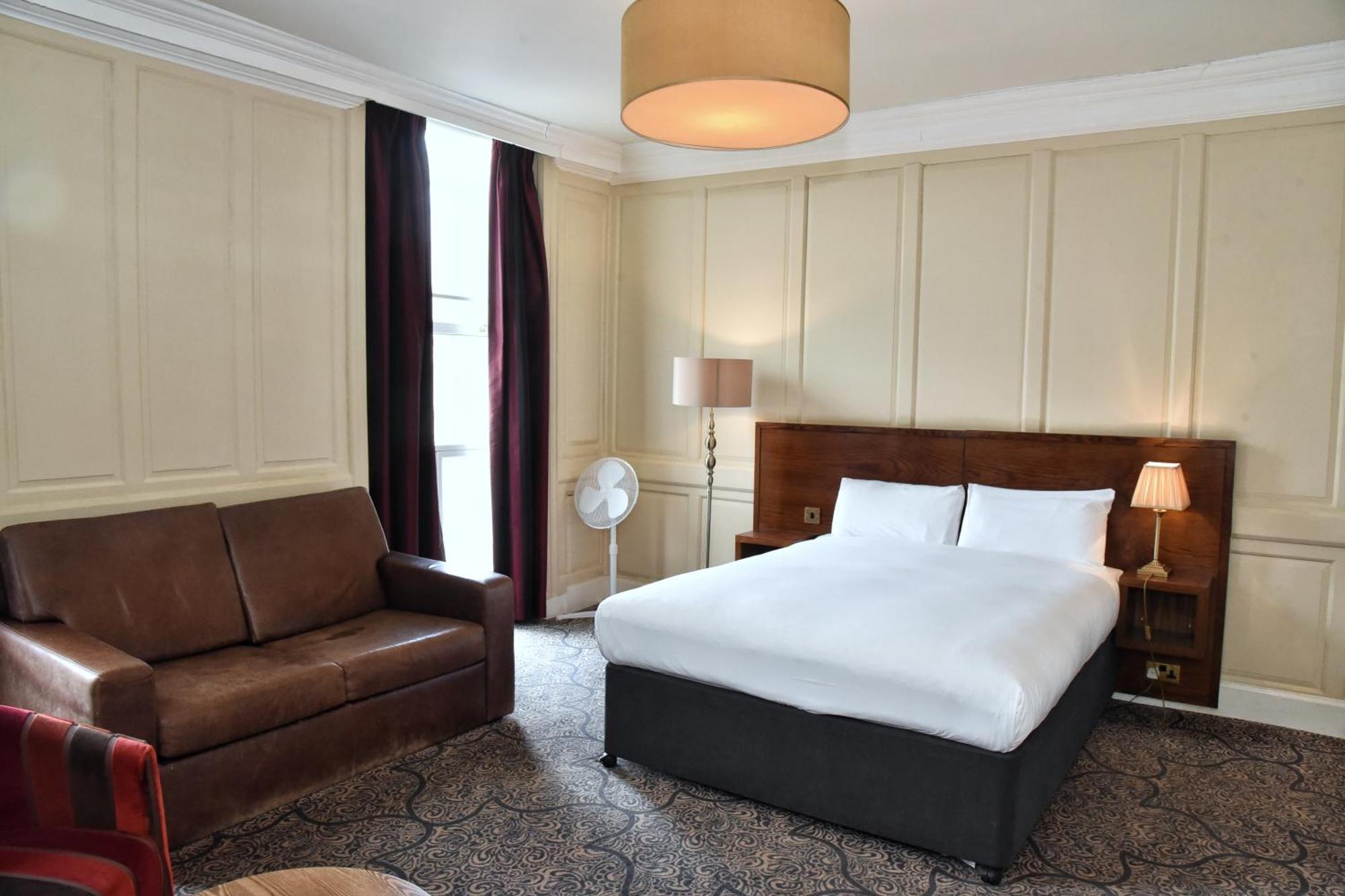 The Castle Hotel Wetherspoon Рітін Екстер'єр фото