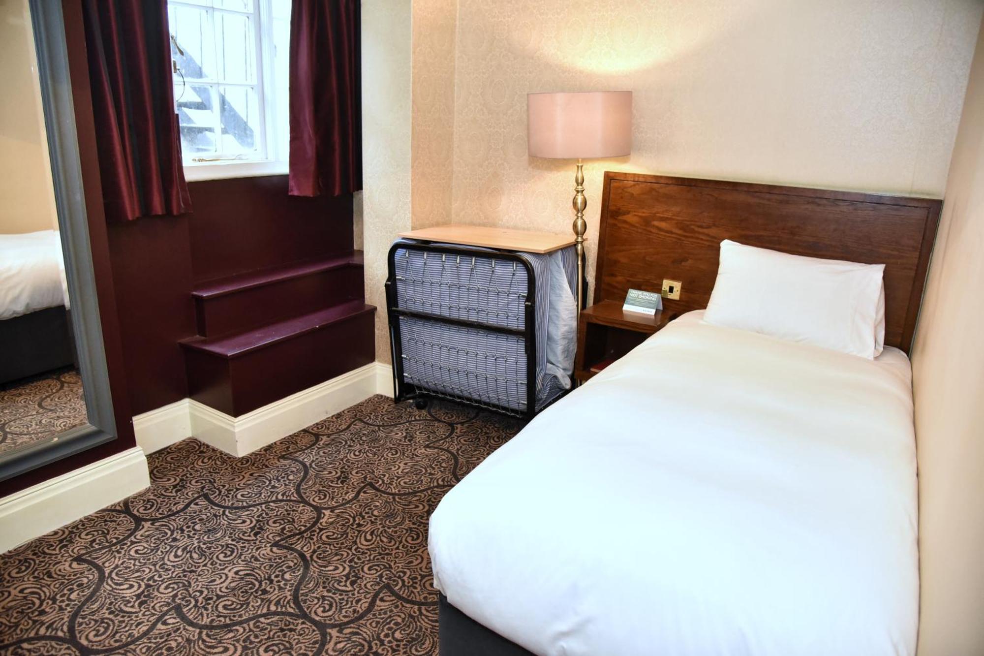 The Castle Hotel Wetherspoon Рітін Екстер'єр фото