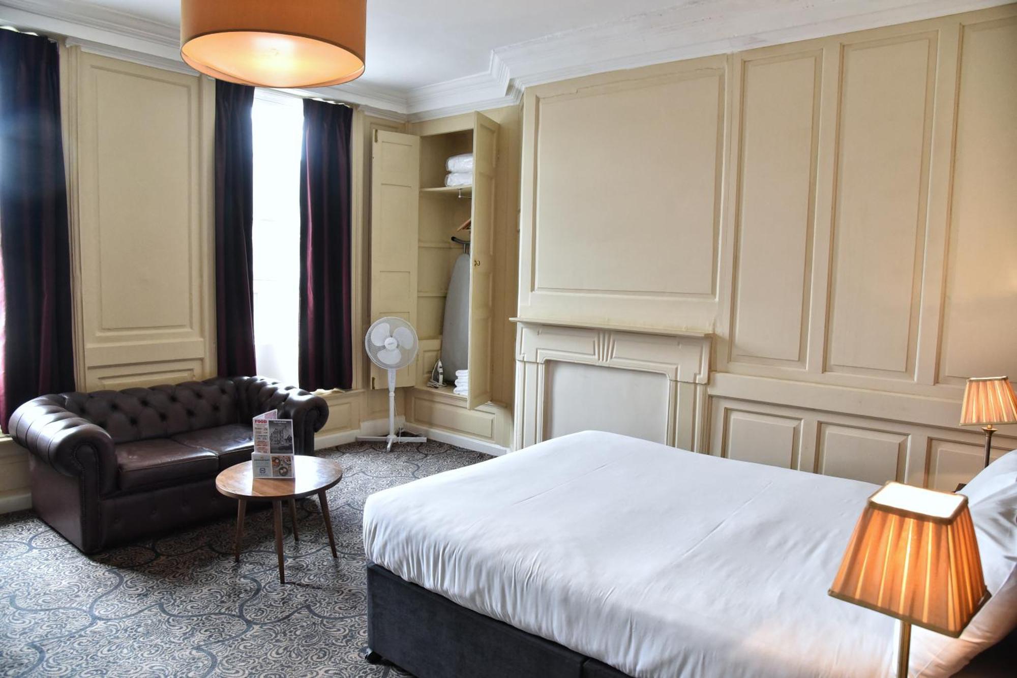 The Castle Hotel Wetherspoon Рітін Екстер'єр фото
