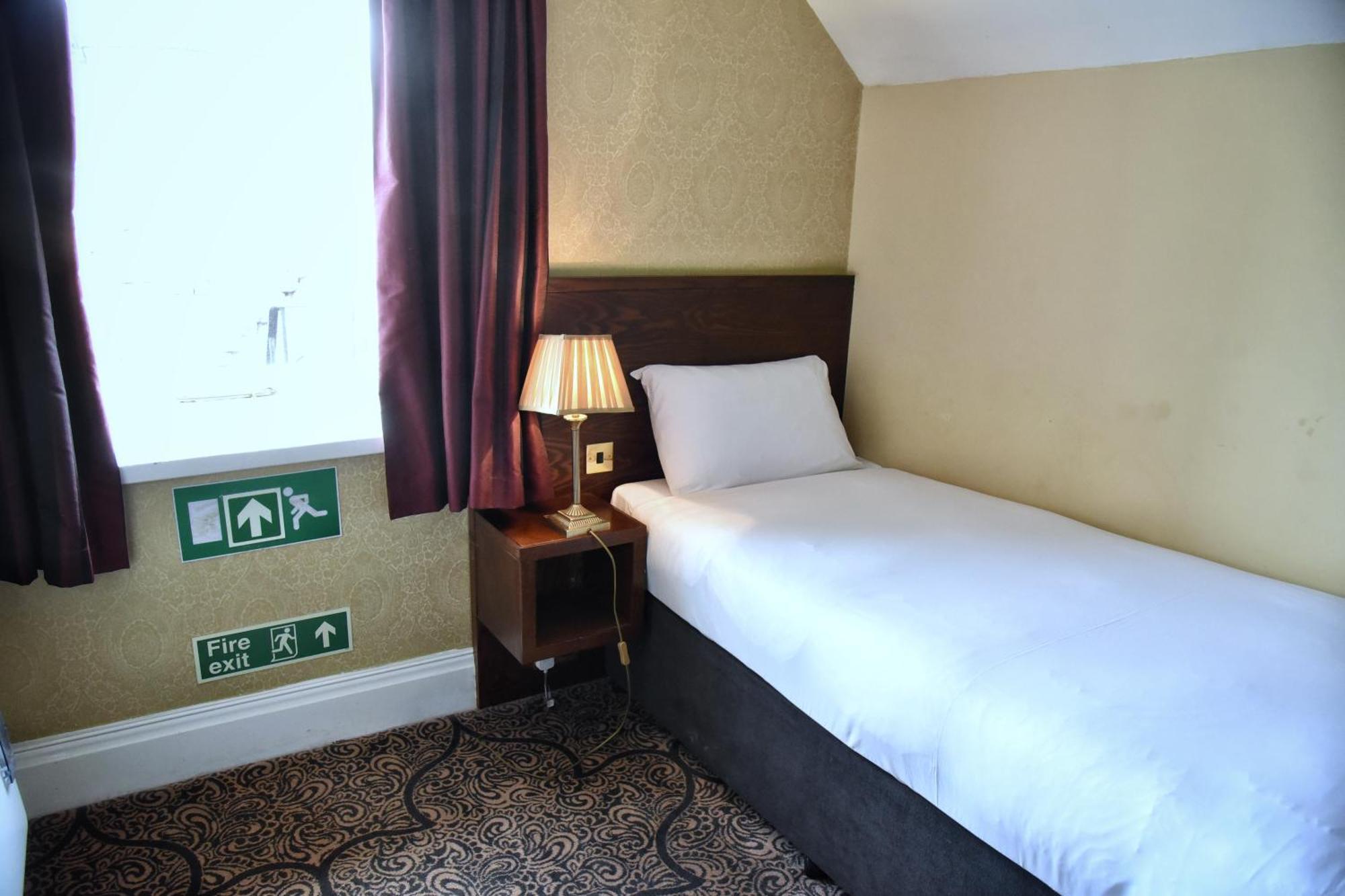 The Castle Hotel Wetherspoon Рітін Екстер'єр фото